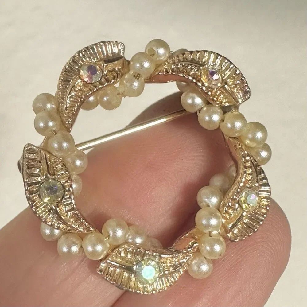 Vintage Brooch Gold Tone Wreath rhinestones faux pearls